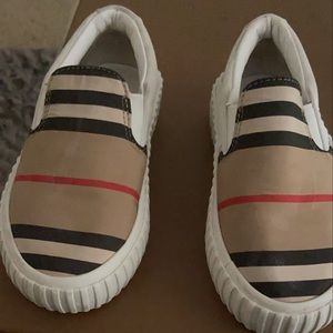 Burberry Unisex slip on slippers